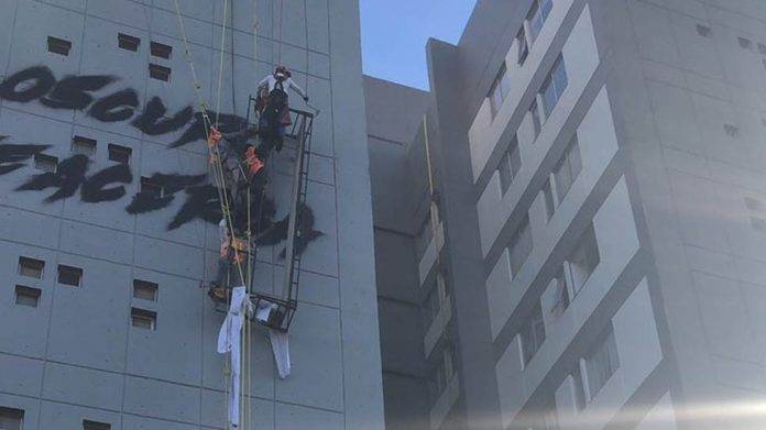 Rescatan a trabajadores de un andamio que quedó colgando en la CDMX (video)