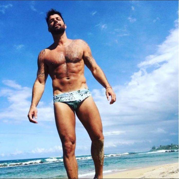 Ricky Martin, casi cincuentón, demuestra que no solo se dedica al canto sino a meterle al gym.