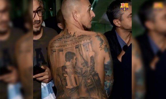 Se tatuó a Messi en el lomo