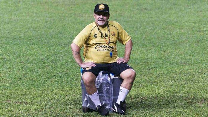 Habrá que ver si a Maradona le operarán sus dos rodillas o solo una.