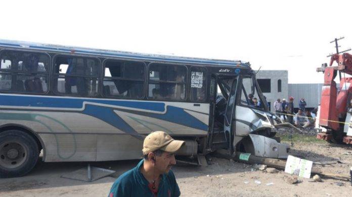 Se llevó el tren a un autobús lleno de pasajeros en Querétaro