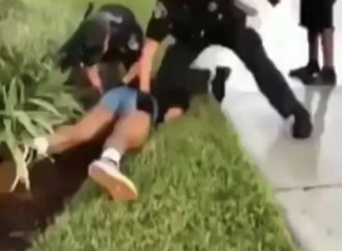 Polis de Florida son grabados sometiendo y golpeando a chava de 14 años