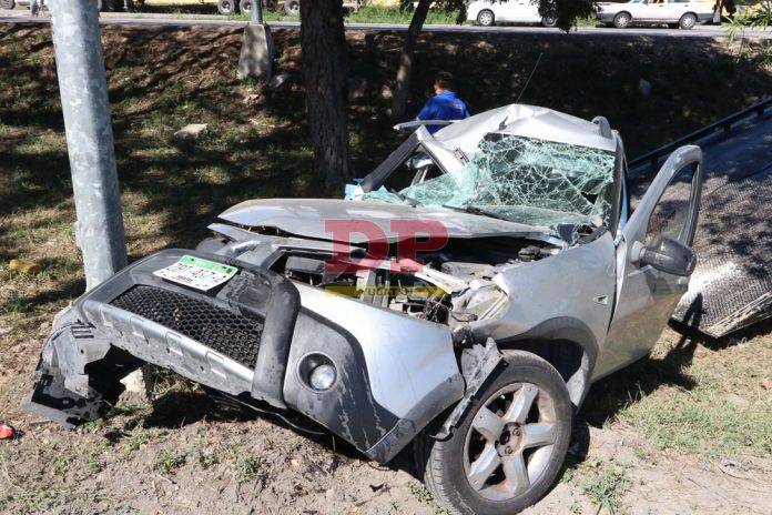 Mujer al volante dormita y causa una casi tragedia