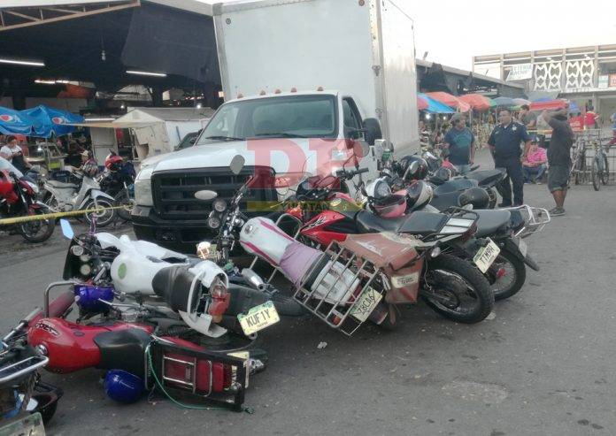 Camión de carga arrasa con un 'bonche' de motos en el San Benito