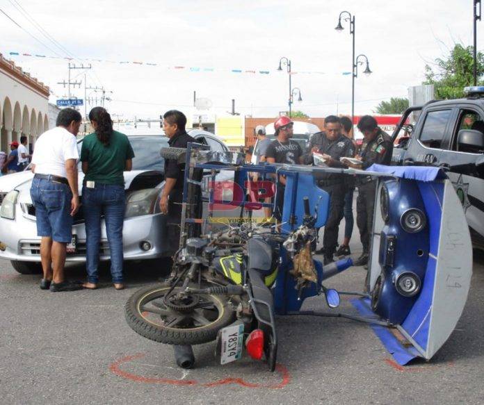 Mototaxi se 'Sentra' para un guamazo en Umán