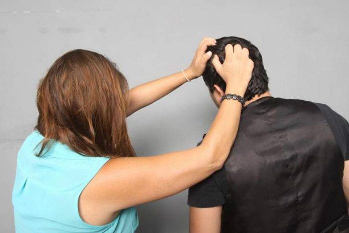 Se ampara mujer que le clavó un cuchillo en la espalda de su marido
