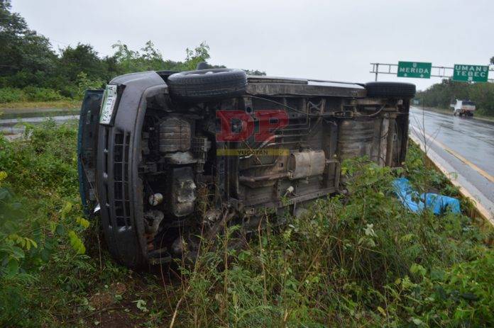 Abandonaron el vehículo luego de volcar en la carretera a Campeche