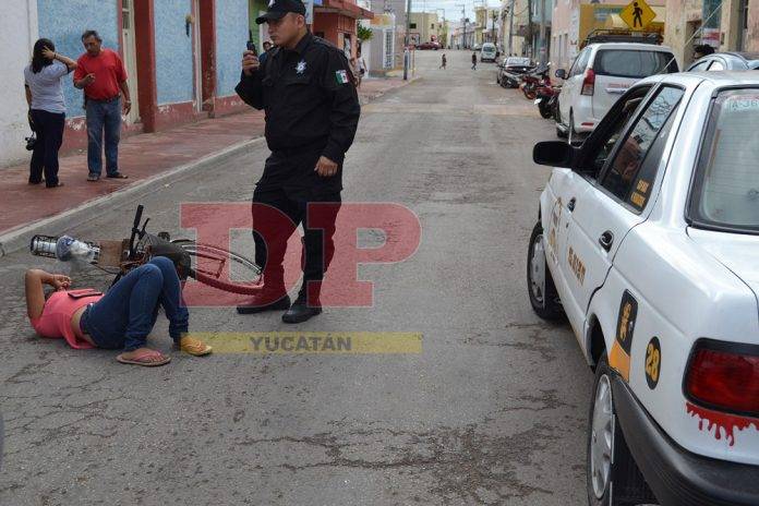 Abrió la portezuela del taxi y se le embarró una ciclista