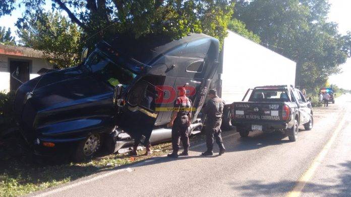Trailero da el 'pestañazo' y aplasta a dos naves estacionadas