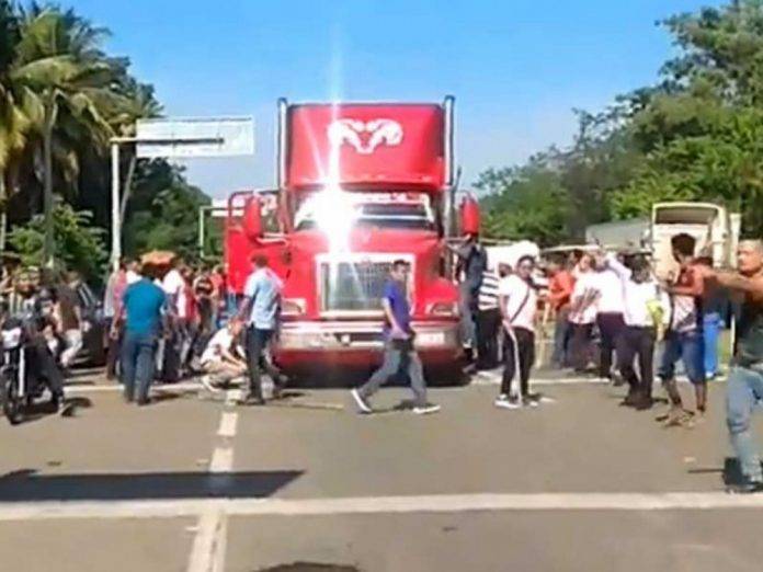 Casi linchan a trailero que intenta arrollar a maestros