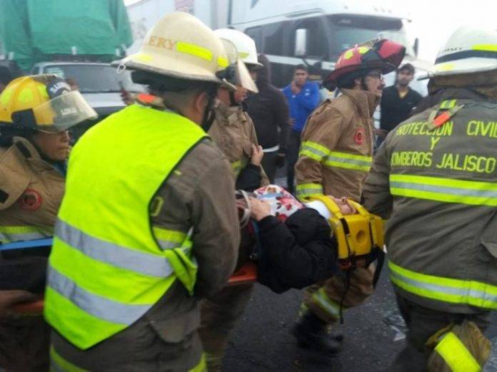 Más de 20 lesionados tras volcadura de autobús en Jalisco