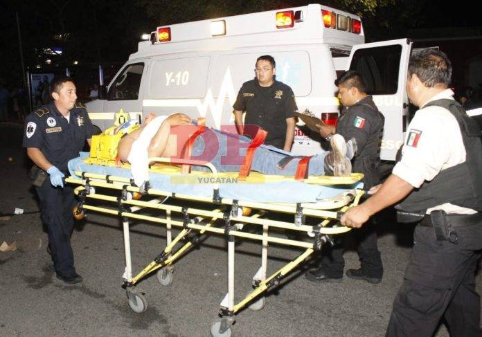 Motociclista borracho se estrella de frente contra un poste
