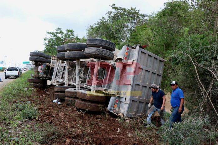 Dejó regada toda su carga de polvo de piedra a un costado de la carretera