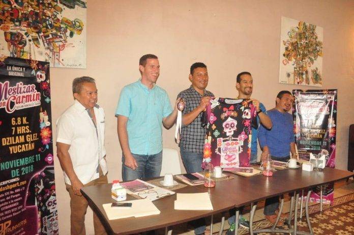 Todos a correr con el huipil en Dzilam González