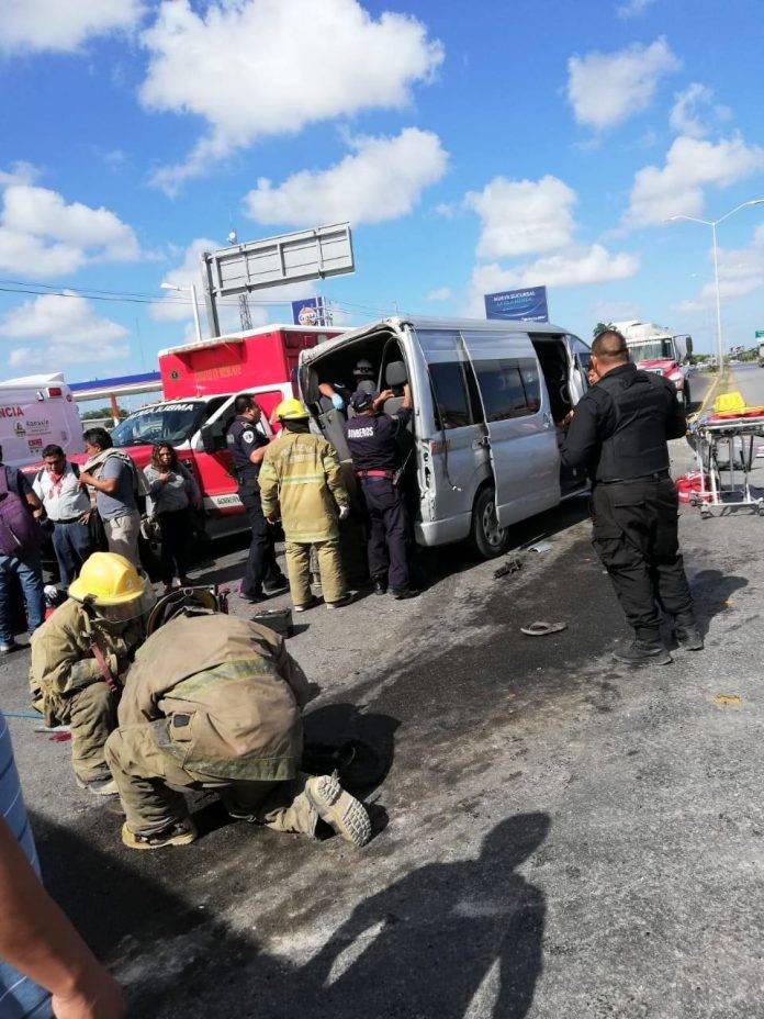 Aparatoso accidente deja prensados en la Mérida-Cancún