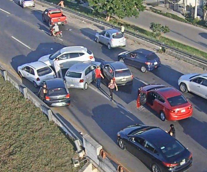 Por ir manejando con prisas, 10 carros chocaron sobre el puente a Santa Gertrudis Copó, en el Periférico.