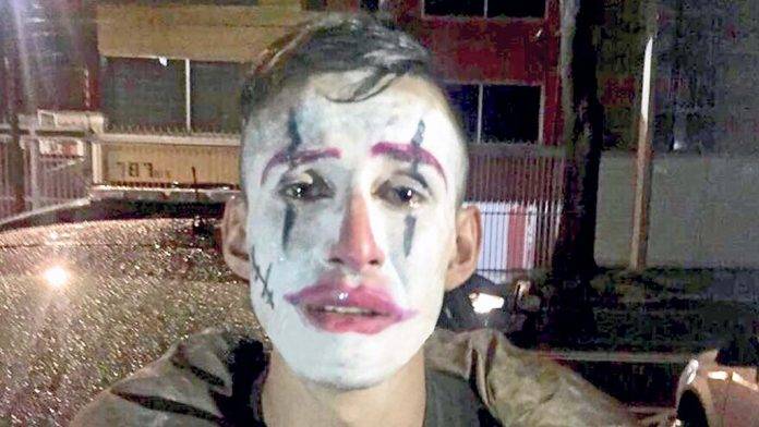Se disfraza de El Cuervo versión chafa y atraca en cine