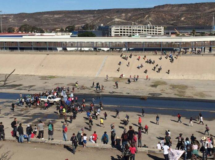 Turba de migrantes esquivan a polis mexicanos e intentan entrar a EU