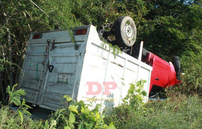 Camioneta cargada de carnada quedó panza arriba cerca de Kinchil