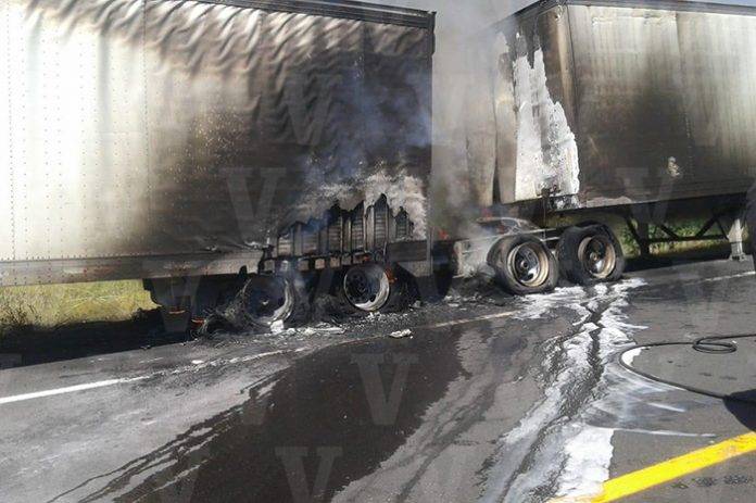 Se sobrecalientan los frenos de un tráiler y se incendia