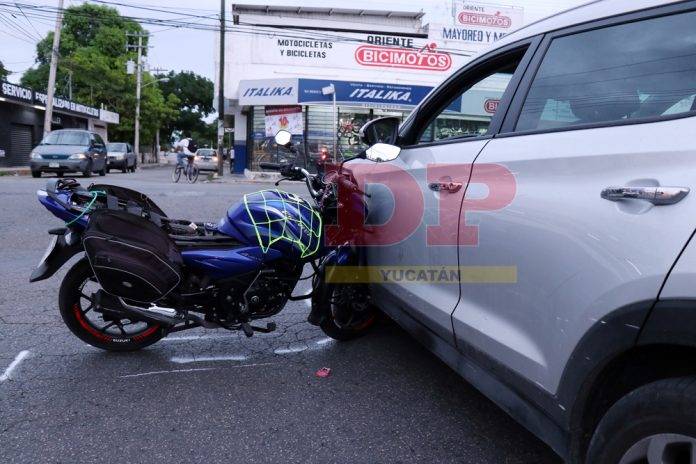 Motocicleta incrustada en camioneta que se voló el alto