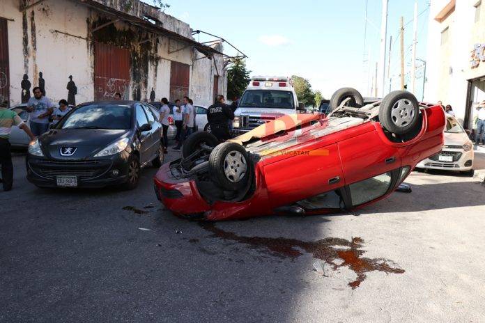 Se durmió al volante y quedó patas pa'arriba
