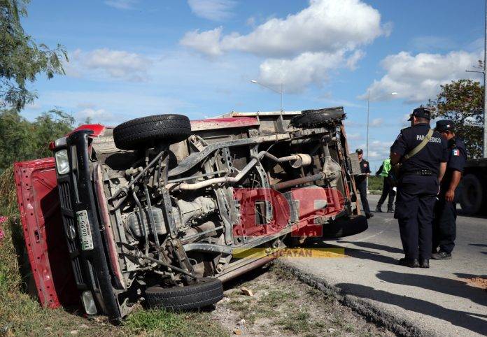 Estalla neumático a camioneta y termina volcada en el Periférico