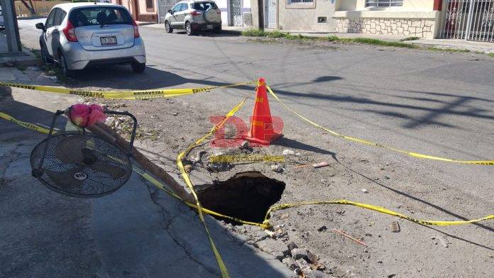 Se abre la tierra a un lado de la avenida Itzaes