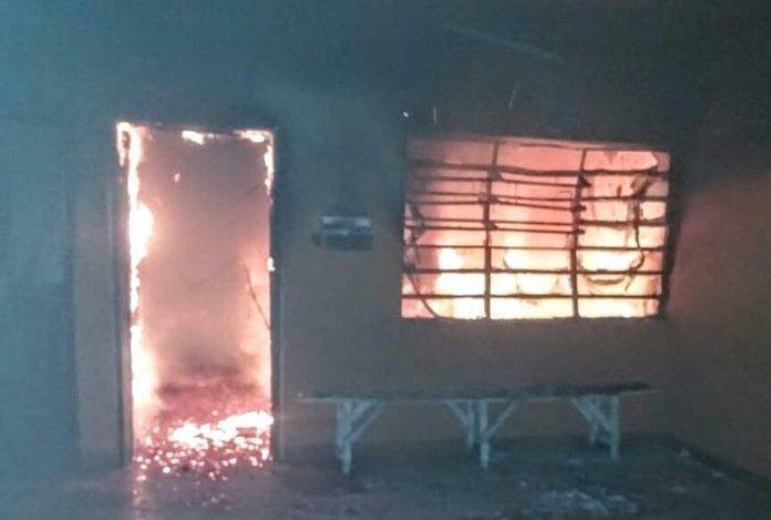 Ardió en llamas comandancia de Policía de Telchac Pueblo