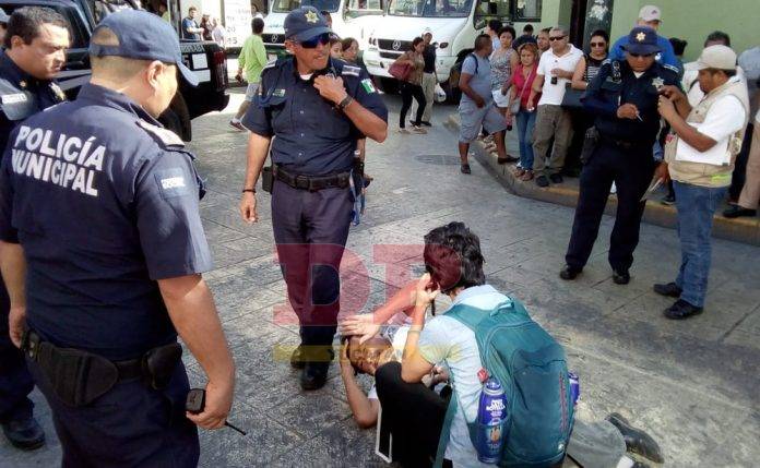 Azotó en el pavimento peatón arrollado por camioneta