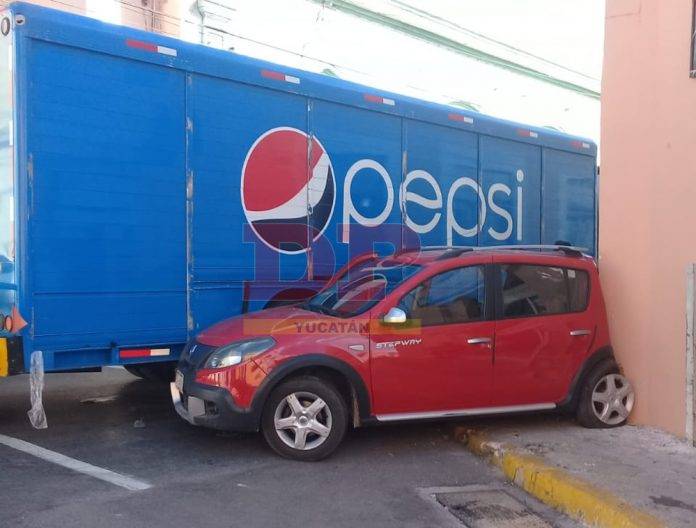 Camión de refrescos deja hecho pedazos a un Sandero