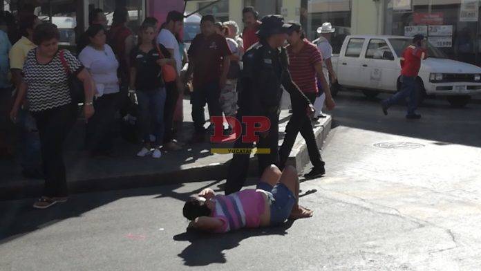 'Combi' arrolla a mujer en el Centro de Mérida
