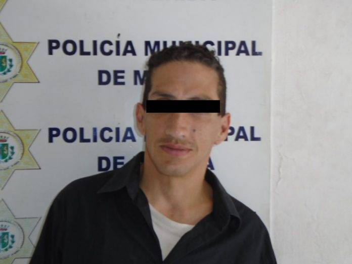 Sorprenden a sujeto cuando estrangulaba a una mujer en su auto