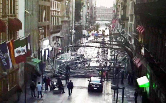 Aparatosa caída de andamio en el Centro Histórico de la CdMx