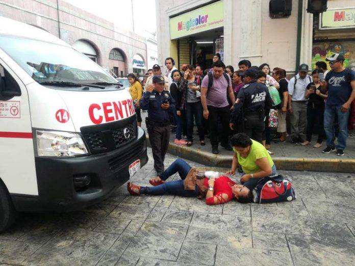 Por cruzar la calle intempestivamente, una señora mayor fue arrollada alrededor de las 10:30 horas sobre la calle 58 entre 61 y 63 del Centro, y de milagro se salvó de ser aplastada