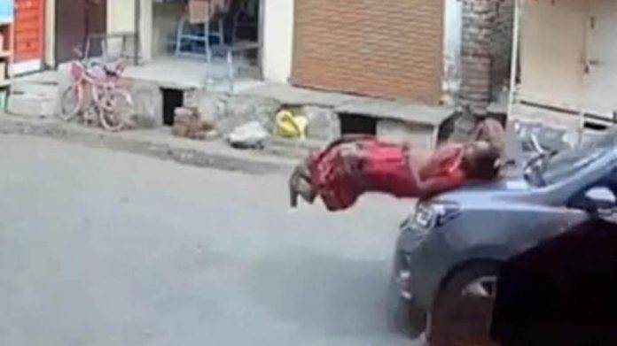 Auto arrolla a madre e hijo y vivieron para contarlo (video)