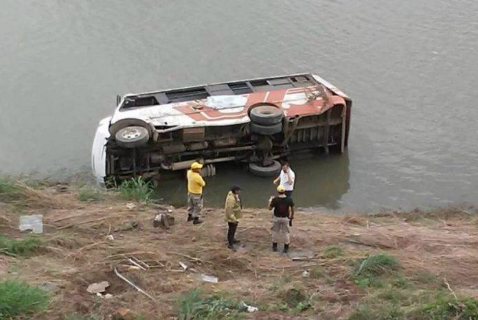 Bebé muere luego de que autobús se va a un barranco