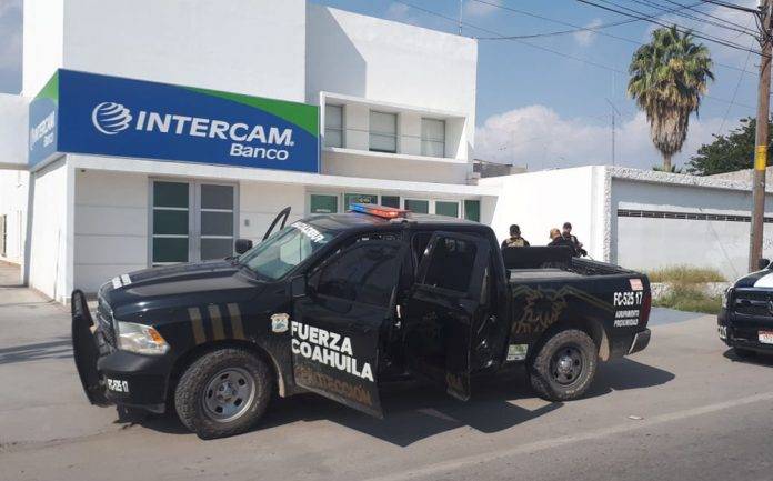 Intenta asaltar banco pero se le 'arruga' y huye