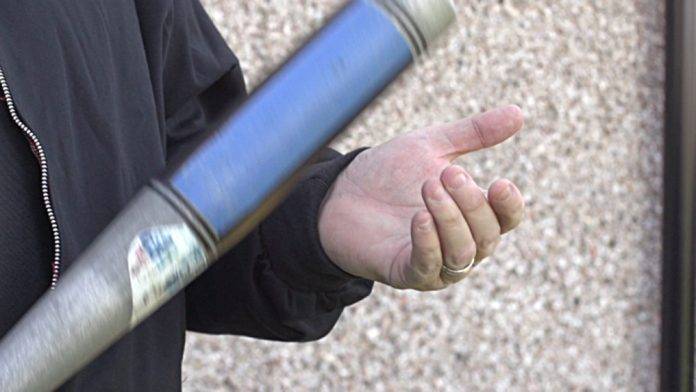 En España, un sujeto agredió con un bate a un niño de dos años