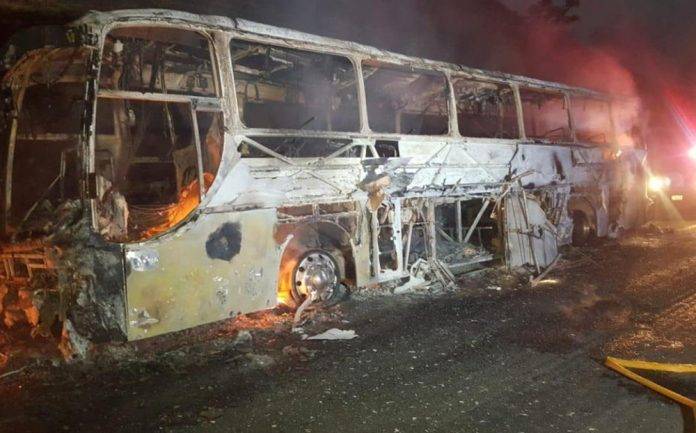 Arde en llamas autobús con 45 de estudiantes de la UNAM