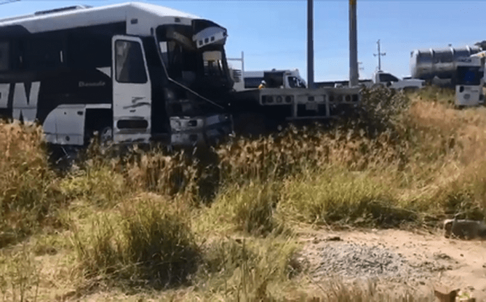 Decenas de estudiantes zarandeados al chocar el camión en que viajaban