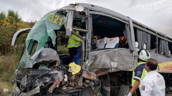 Dos muertos deja 'camionazo' en Guanajuato