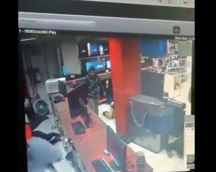 Sujetos armados asaltan sucursal de 'Prendamax' en la CDMX (video)