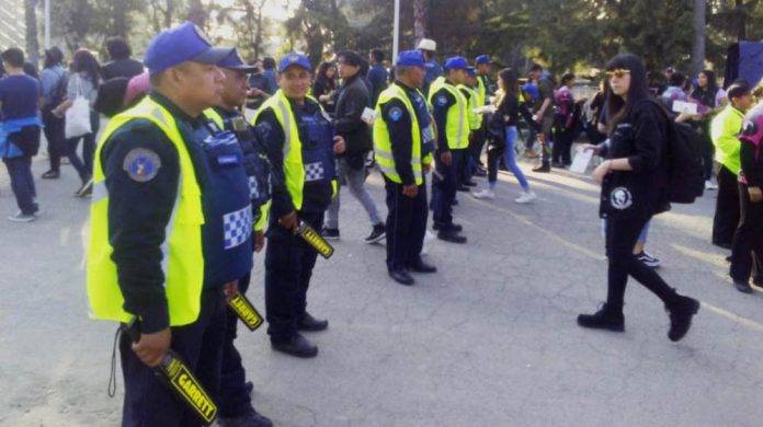 Agarran a ratera de celulares en el 'Corona Capital' en la CDMX