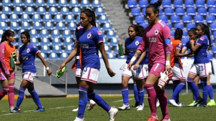 Las chulas de Cruz Azul siguen en un tobogán pues perdieron tres puntos por alineaciión indebida.