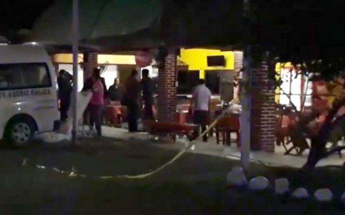 Comando armado mata a cuatro en restaurante de Veracruz