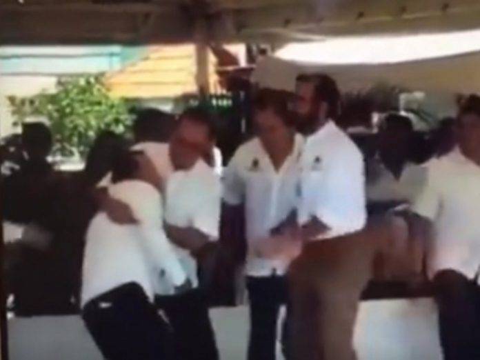 Auxilio, me desmayo... Y se desmayó un alcalde en Quintana Roo