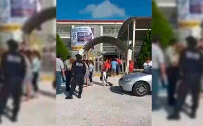 La mañana del lunes 26 un grupo de papás realizó un plantón a las puertas del Corem Unidad Mérida para pedir la detención del presunto maestro pederasta.