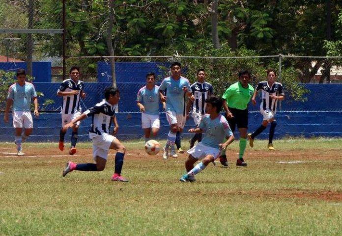 Los líderes Cuervos de Conkal, enfrentan a Búfalos del Club Soccer.