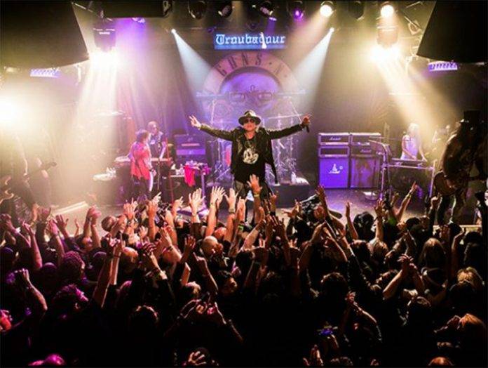 Guns 'n' Roses deja el escenario antes de tiempo por enfermedad de Axl Rose